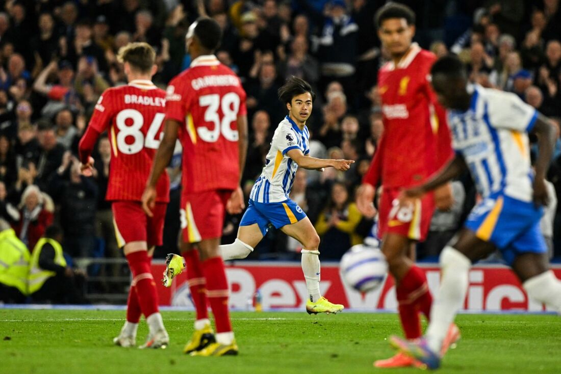 Kaoru Mitoma comemora o segundo gol do Brighton sobre o Liverpool