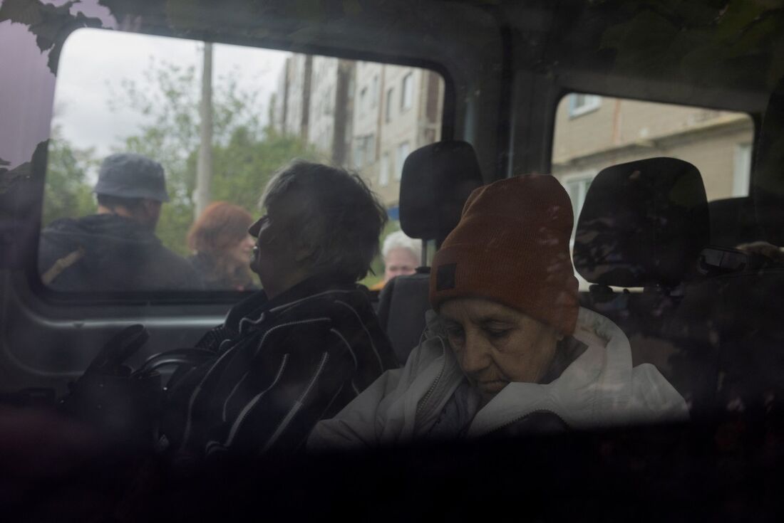 Mulheres sentadas em um carro durante a evacuação da East SOS, que ajuda pessoas a se retirarem da linha de frente em Kramatorsk, região leste de Donetsk, em 10 de maio de 2025, em meio à invasão russa na Ucrânia.