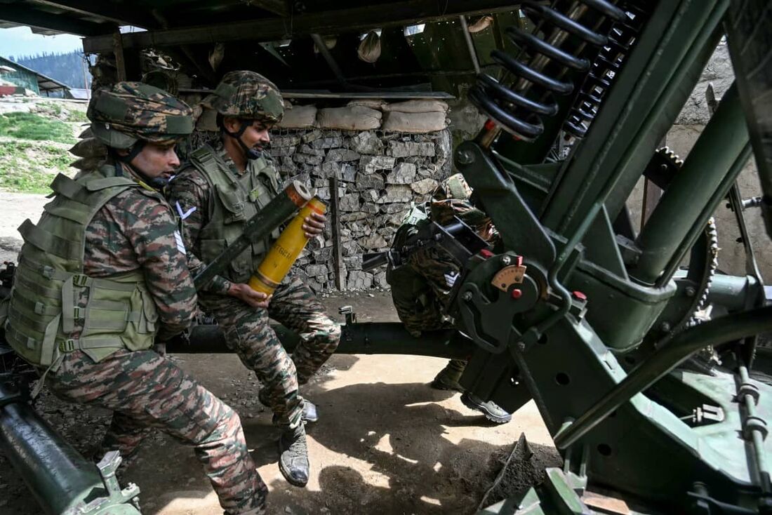 Soldados do exército indiano com sua artilharia perto da Linha de Controle (LoC)