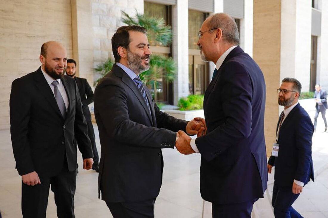 O ministro interino das Relações Exteriores da Síria, Asaad al-Shaibani, e o principal diplomata da Jordânia, Ayman Safadi, em Damasco