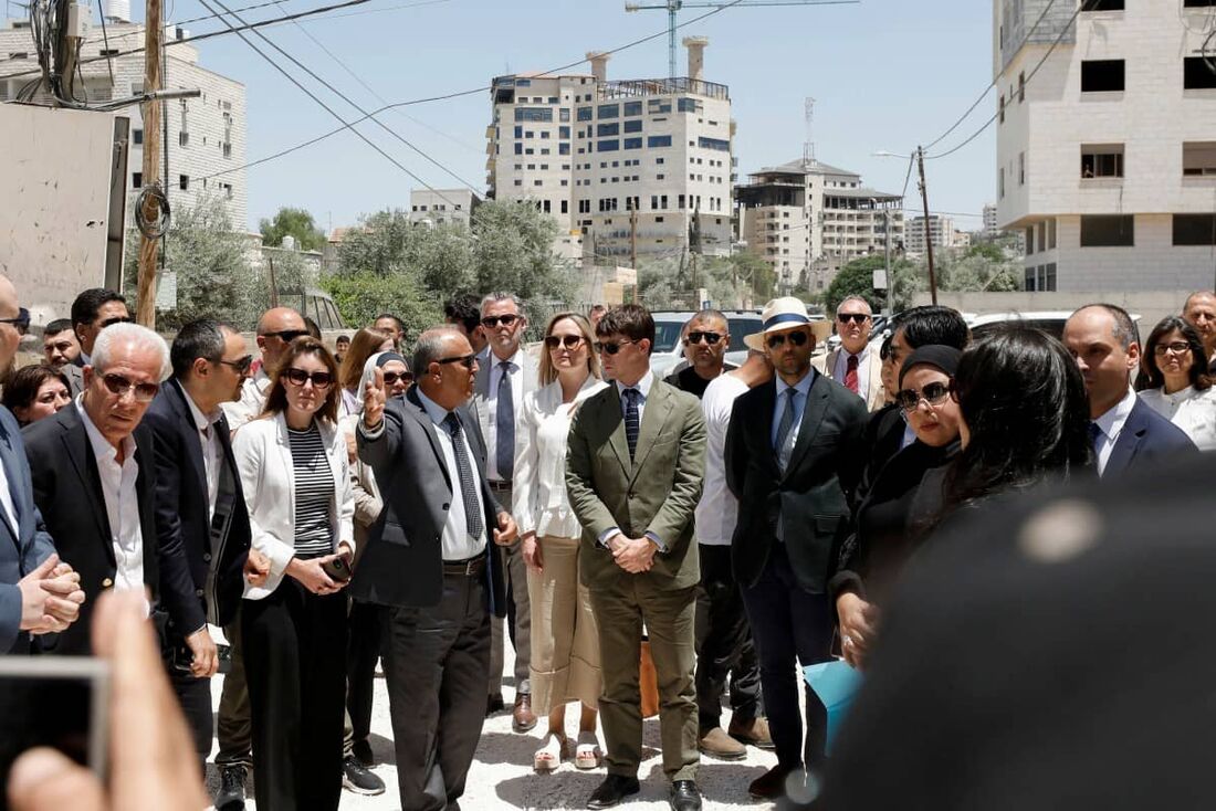 Membros de uma delegação diplomática da União Europeia reunidos perto da entrada leste do campo de Jenin