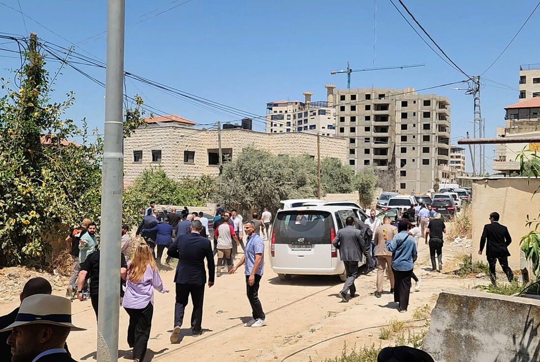 Membros de uma delegação diplomática da União Europeia saem às pressas após serem alvo de tiros enquanto se reuniam na entrada leste do campo de Jenin