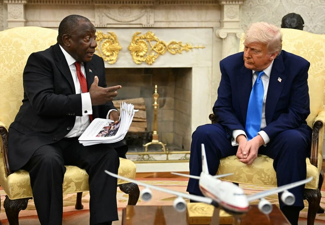 O presidente dos EUA, Donald Trump, com o presidente sul-africano, Cyril Ramaphosa, durante uma reunião no Salão Oval da Casa Branca, em 21 de maio de 2025