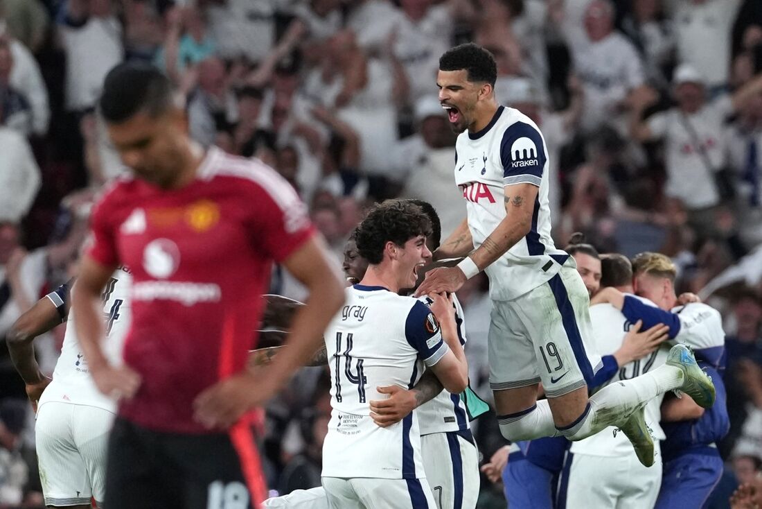 Atletas do Tottenham celebram apito final do árbitro, enquanto Casemiro lamenta revés