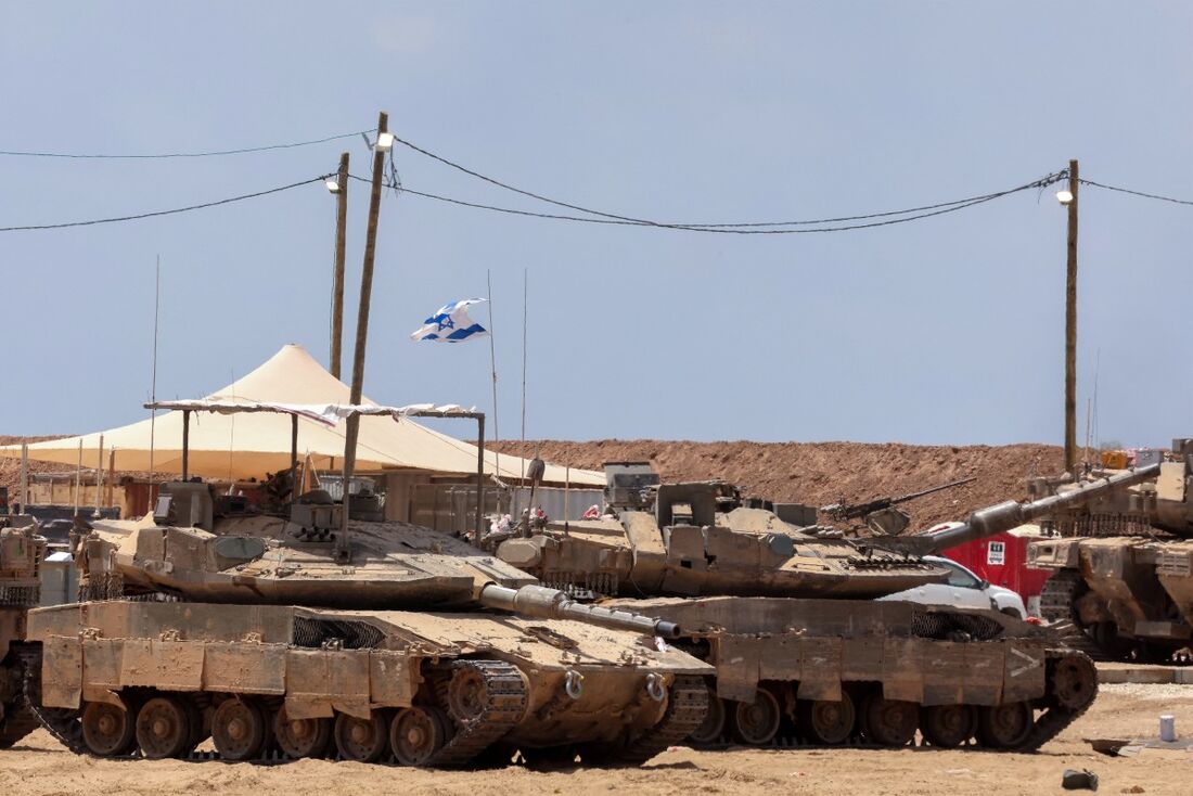 Tropas israelenses posicionadas na fronteira de Israel com a Faixa de Gaza