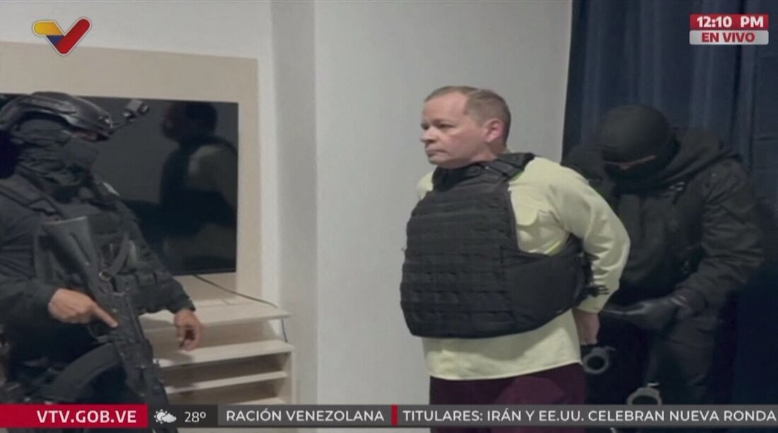 Captura de tela mostra o líder da oposição venezuelana, Juan Pablo Guanipa, sendo preso em Caracas em 23 de maio de 2025.