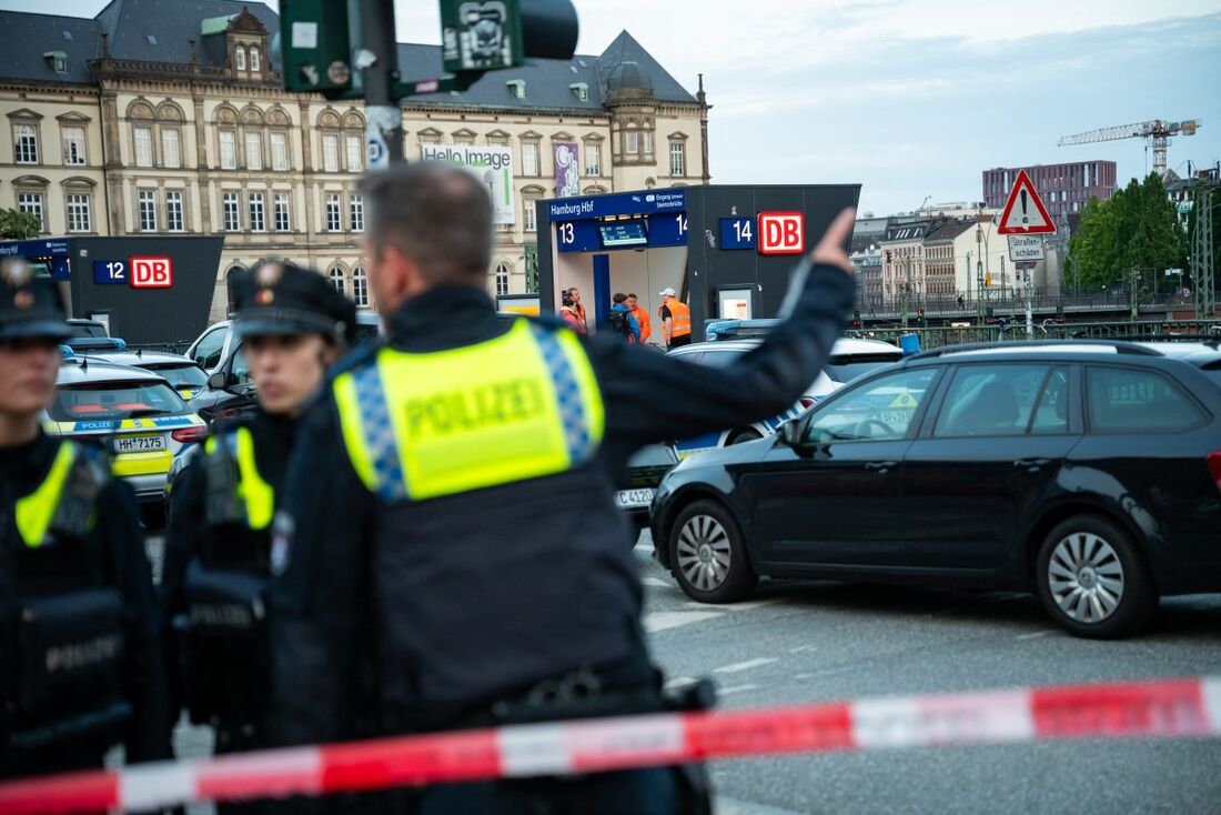 A polícia trabalha no local da principal estação ferroviária de Hamburgo, onde várias pessoas foram esfaqueadas em 23 de maio de 2025.