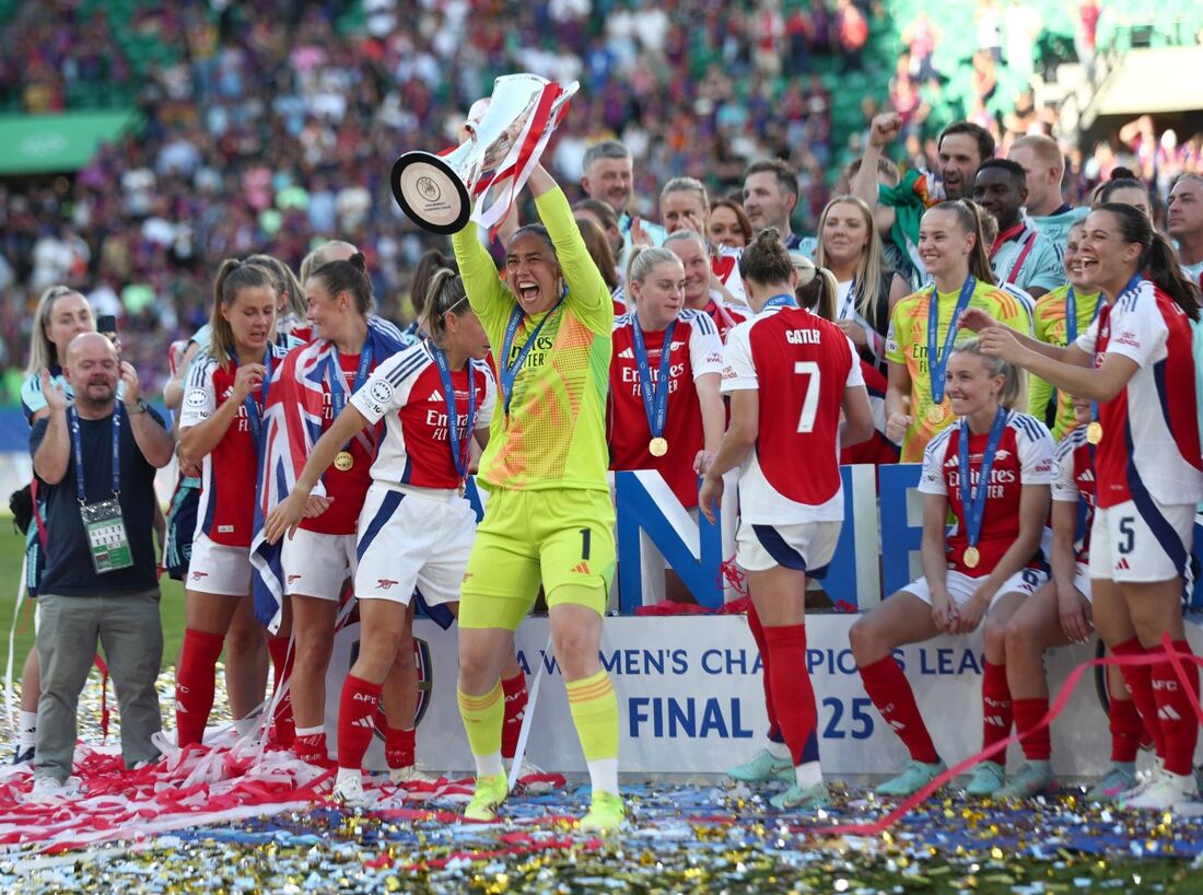 Arsenal celebra o título da Champions League, após vencer o Barcelona na final