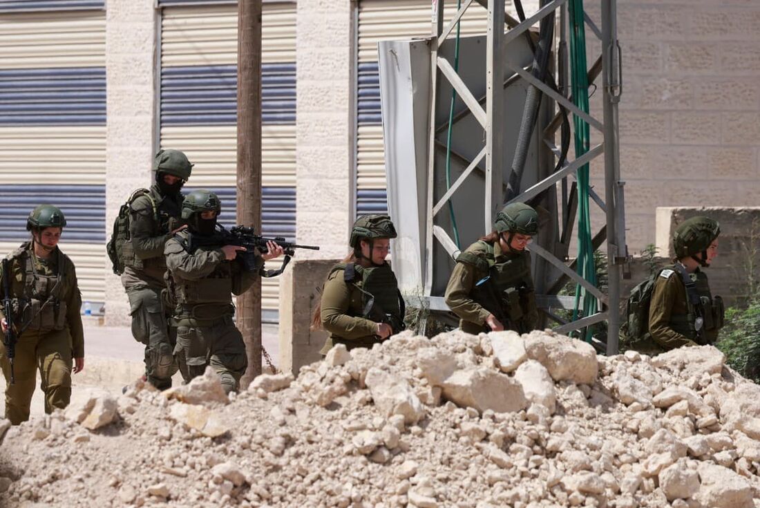 Soldados israelenses patrulham o campo de refugiados palestinos de Tulkarem após uma ordem de evacuação ter sido emitida para os moradores cujas casas seriam demolidas