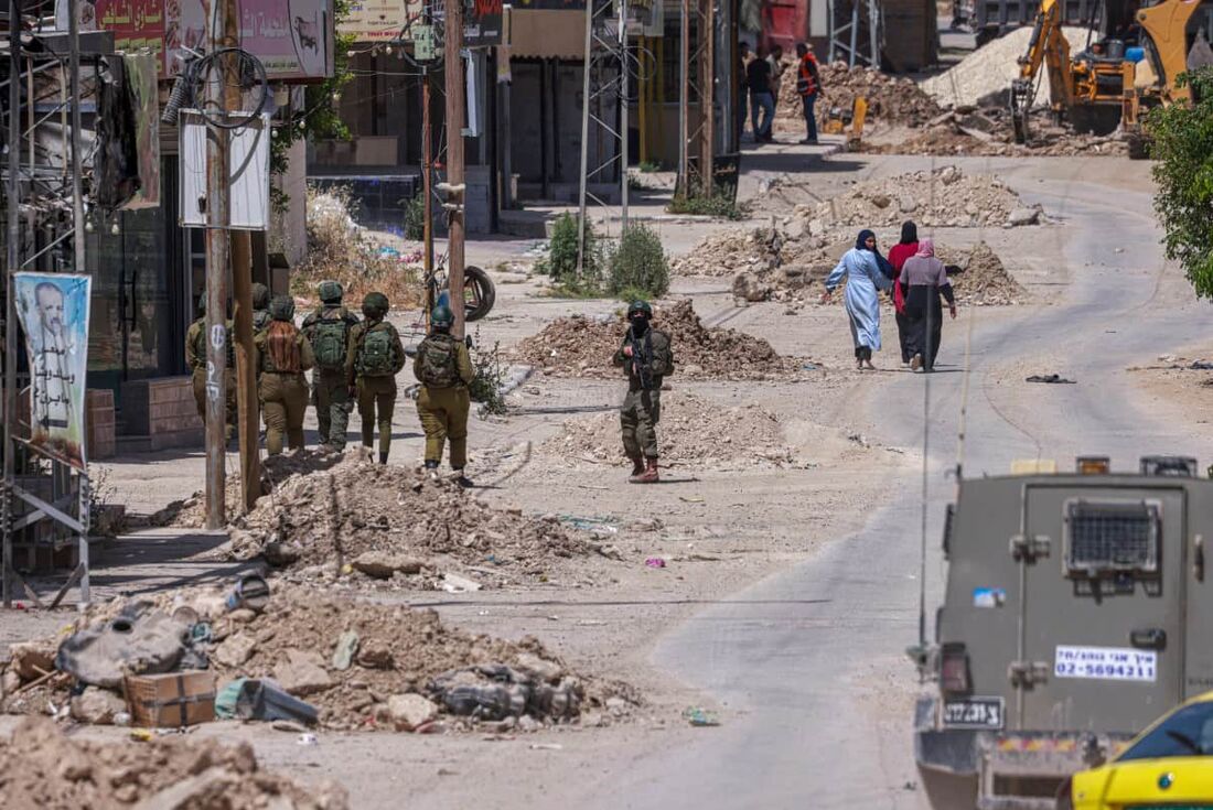 Soldados israelenses no campo de refugiados palestinos de Tulkarem após uma ordem de evacuação ter sido emitida para os moradores palestinos