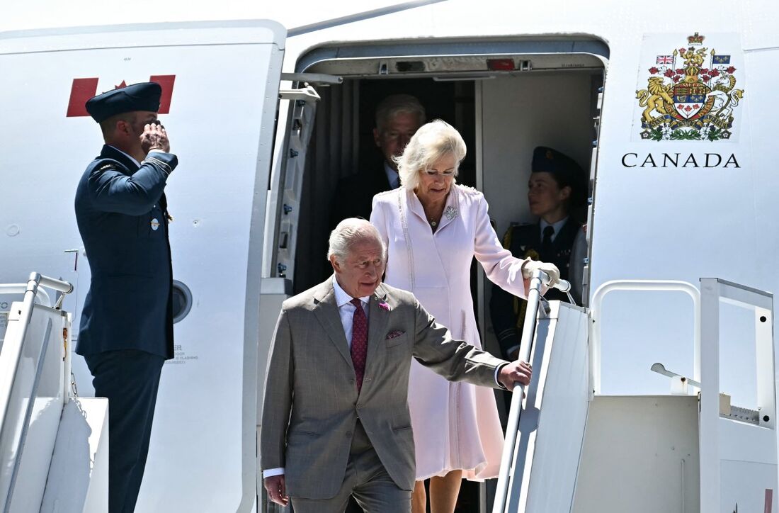 O Rei Charles III e a Rainha Camilla, da Grã-Bretanha, desembarcam do avião após chegarem ao Aeroporto Internacional Macdonald-Cartier, em Ottawa, Canadá