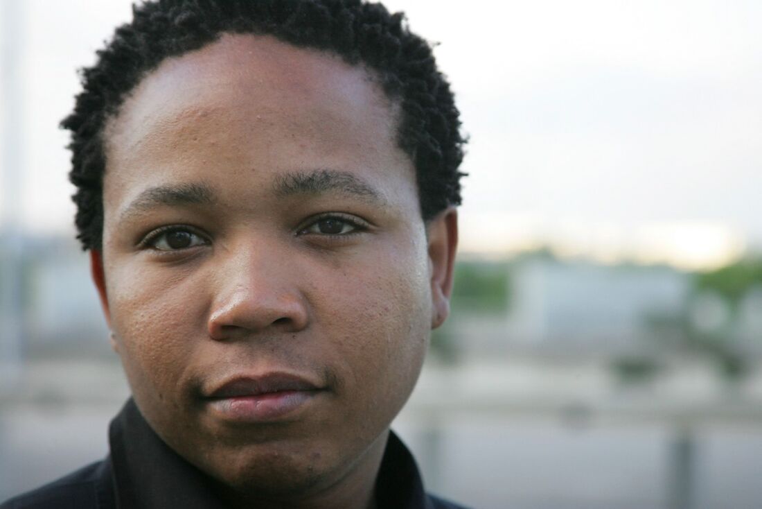 O ator sul-africano Presley Chweneyagae