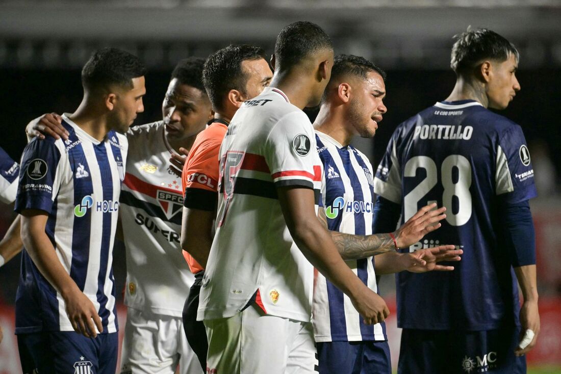 O ato preconceituoso ocorreu nos minutos finais da partida entre São Paulo e Talleres pela Libertadores nesta terça-feira (27)