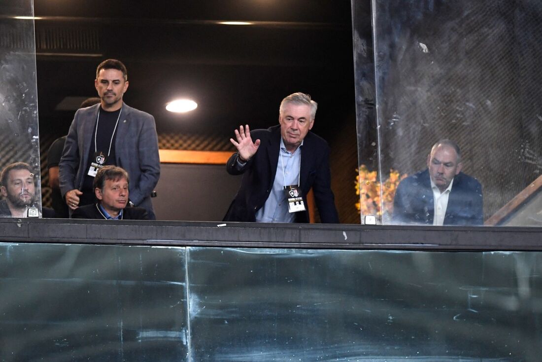 Carlo Ancelotti acena para os torcedores no Estádio Nilton Santos 