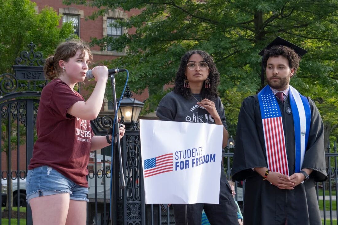  A estudante de Harvard, Rae Trainer, discursa ao lado dos colegas Avinashi Bhandari e Victor Flores durante o protesto Harvard Students for Freedom em apoio aos estudantes internacionais no campus da Universidade