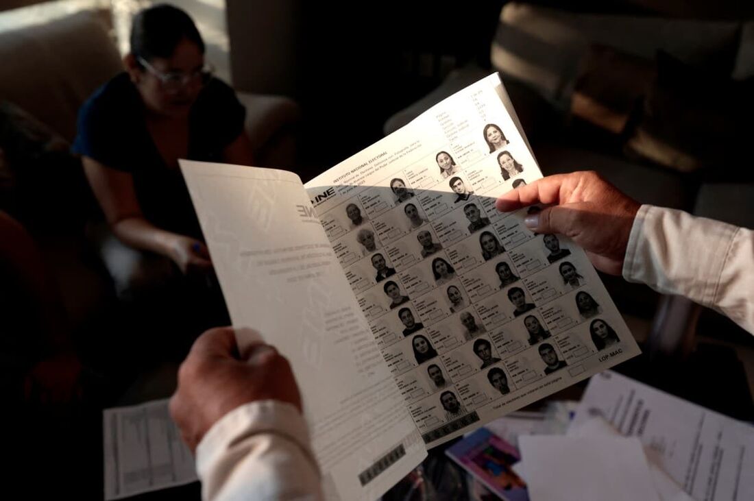 Um instrutor eleitoral do Instituto Nacional Eleitoral distribui material eleitoral para a próxima eleição de juízes e magistrados em Zapopan, estado de Jalisco, México