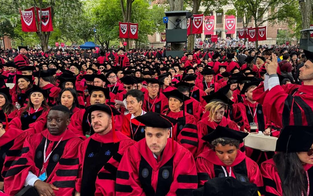 Graduados se reúnem para participar da cerimônia de formatura na Universidade de Harvard, em Cambridge, Massachusetts