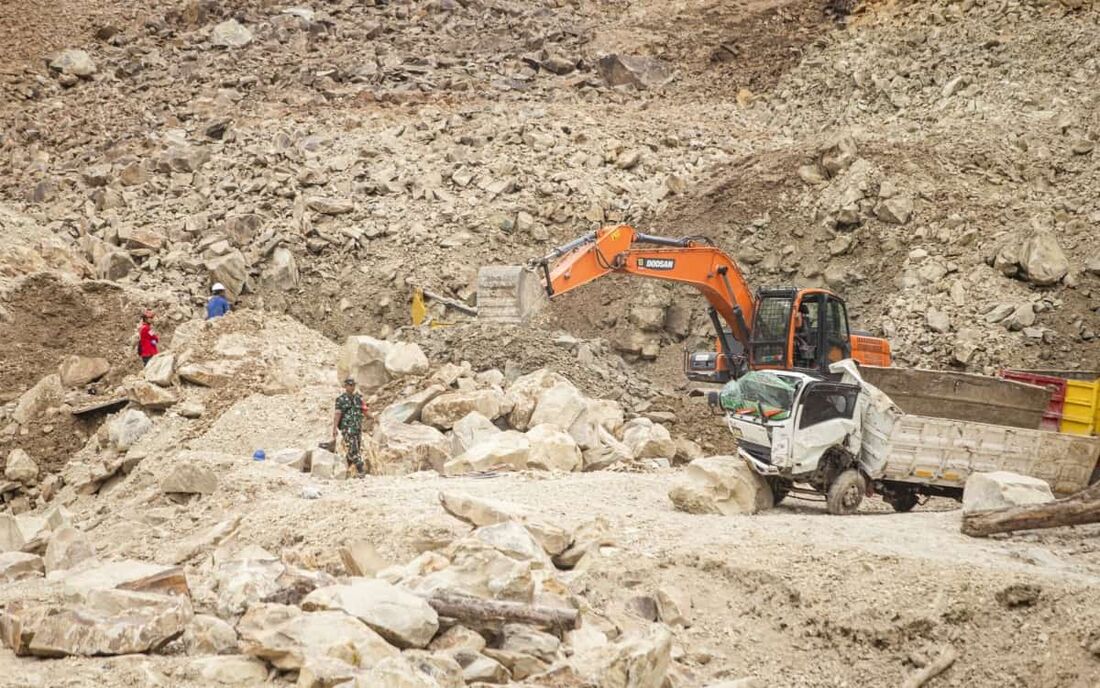 Autoridades procurando vítimas de deslizamentos de terra enterradas sob rochas no local de escavação C em Cipanas, Dukupuntang, Regência de Cirebon, Java Ocidental