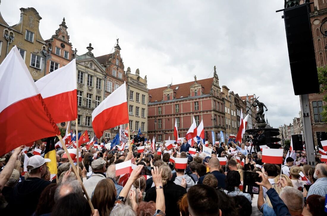Multidões de apoiadores comparecem ao último comício eleitoral do candidato presidencial, prefeito de Varsóvia e membro do partido centrista Coalizão Cívica, Rafal Trzaskowski