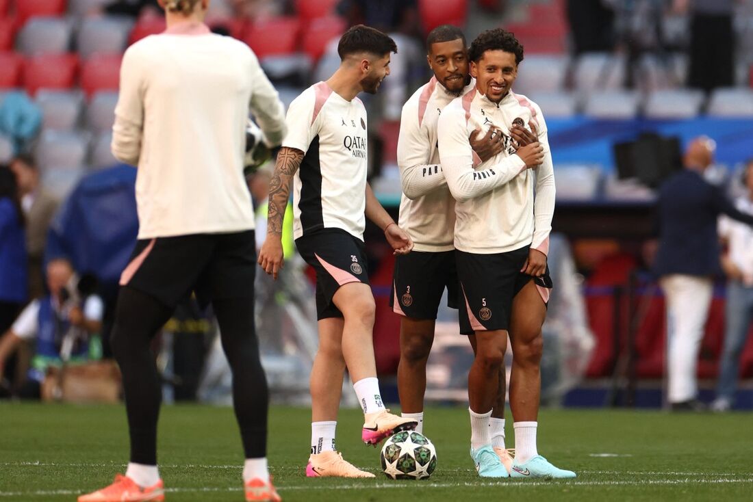 Marquinhos brinca com companheiros de PSG durante treino em Munique