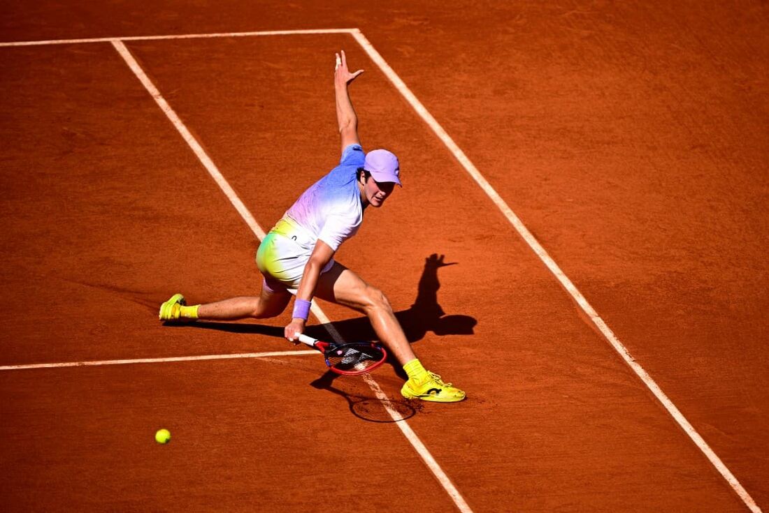 João Fonseca durante o torneio de tênis do Aberto da França na quadra Suzanne-Lenglen
