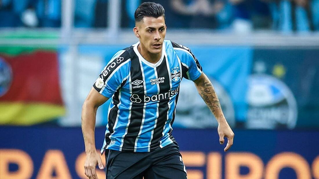 Cristian Pavón, jogador do Grêmio, tentou cuspir em árbrito e agrediu um policial após a eliminação na Copa do Brasil