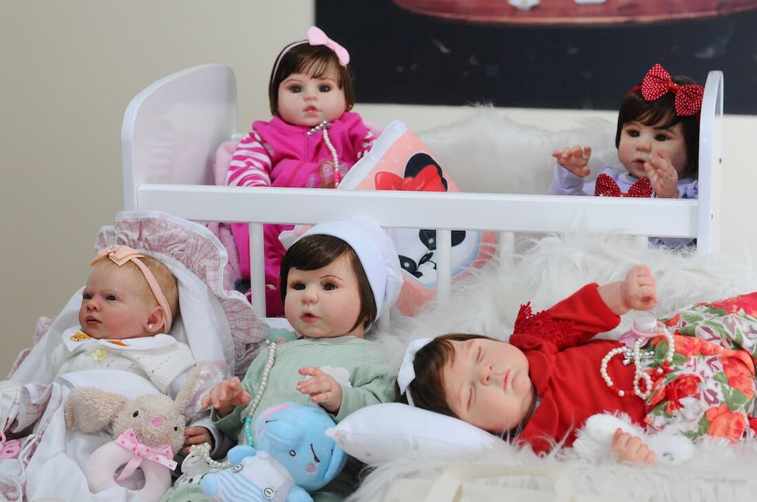 Bonecas se tornaram uma febre entre mulheres e crianças que criam rotinas para simular a vida de um bebê real