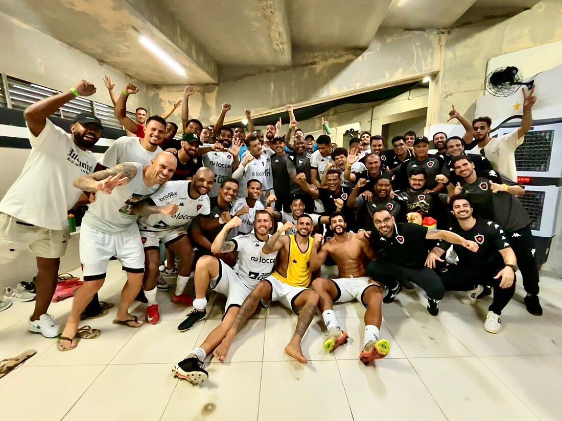 Jogadores do Botafogo-PB celebram a vitória sobre o Retrô