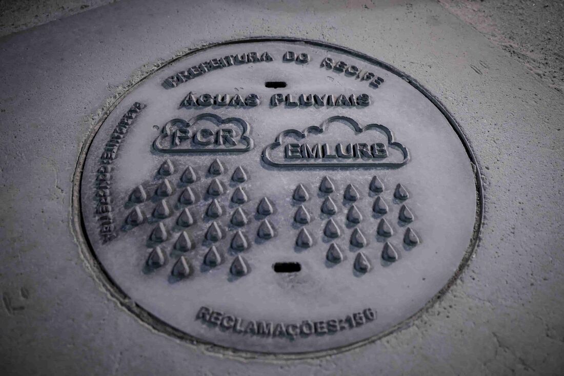 Novo padrão da tampa de bueiro foi desenvolvido pela equipe técnica da Emlurb