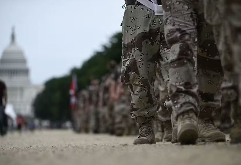 Militares desfilando em Washington no Dia Nacional da Memória, em maio de 2024 