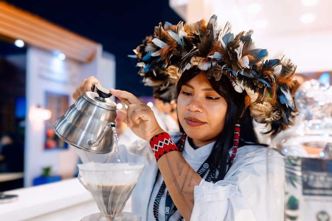 Celesty Suruí é a primeira barista indígena do Brasil