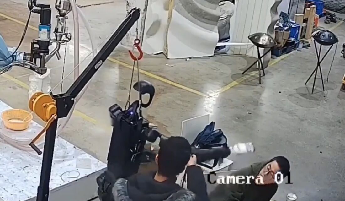 Robô "ataca" engenheiros na China