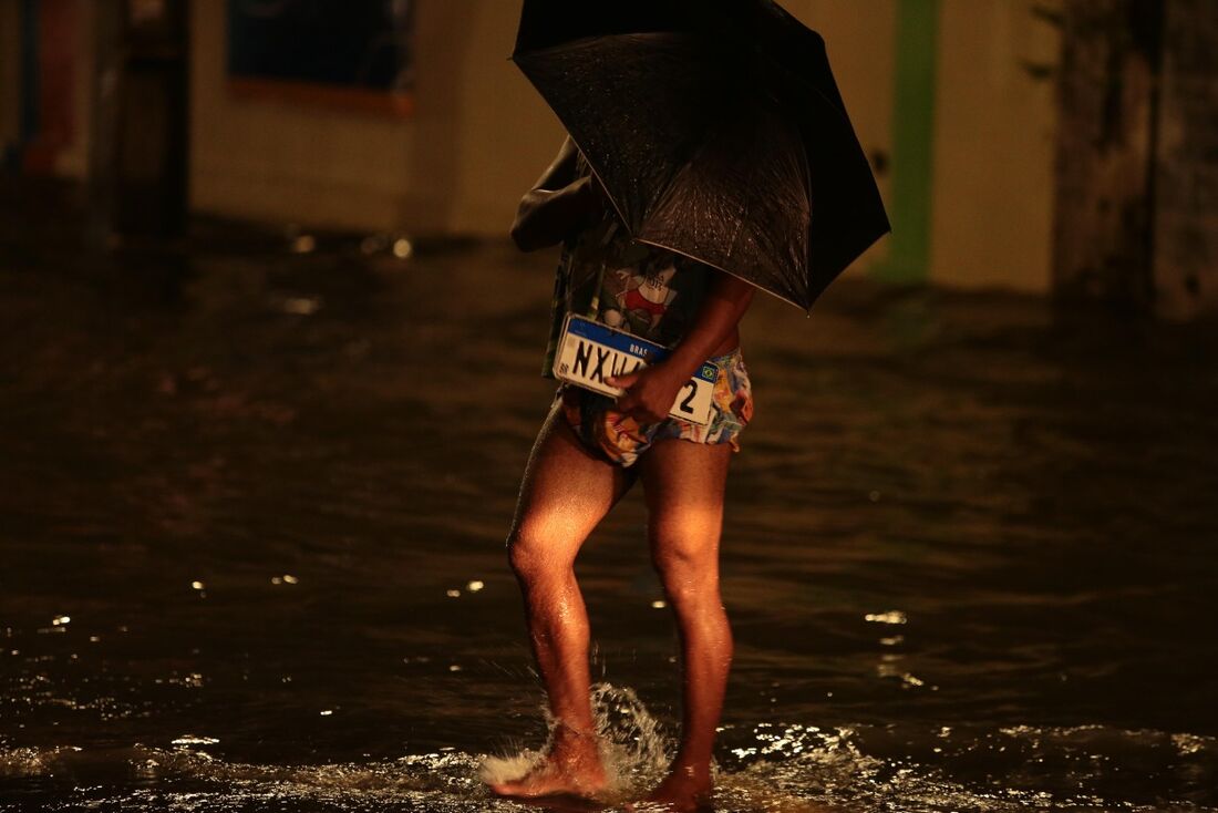 Alagamento na Avenida Doutor José Rufino, próximo ao colégio Visão, no Recife
