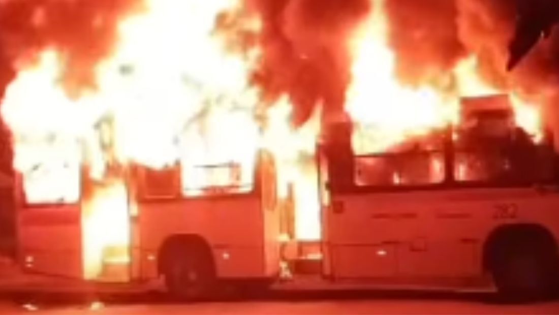 Ônibus é incendiado em terminal de Dois Carneiros Baixo