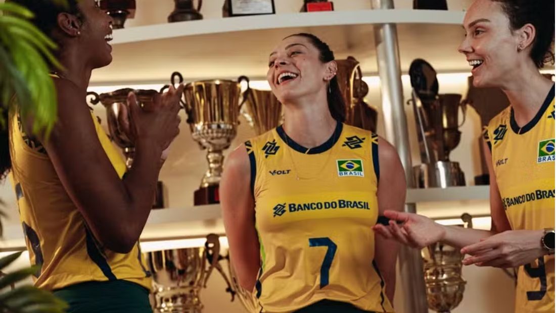 Rosamaria, Roberta e Kisy com a nova camisa da seleção de vôlei: chip acoplado à bandeira do Brasil leva para o 'Sou do Vôlei' 