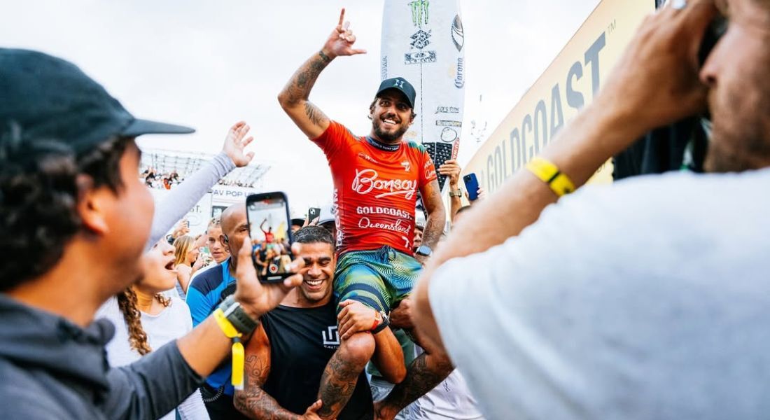 Filipe Toledo comemora a vitória na etapa de Burleigh Heads da WSL