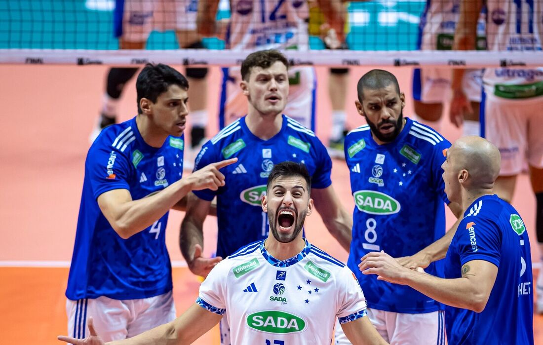 Atletas do Sada Cruzeiro celebram ponto na final