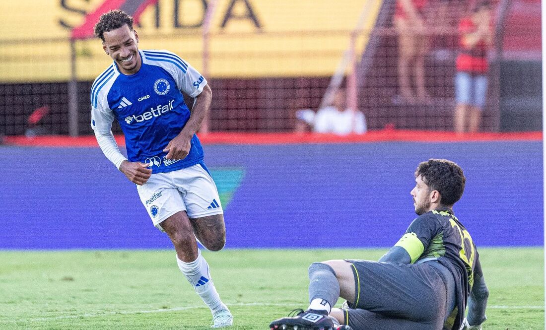 Matheus Pereira celebra gol sobre o Sport, na Ilha do Retiro