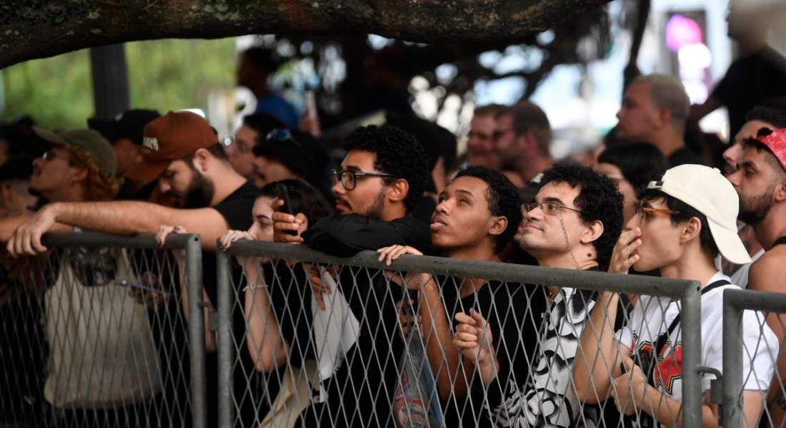 Fãs da cantora americana Lady Gaga a aguardam em frente ao Hotel Copabana Palace