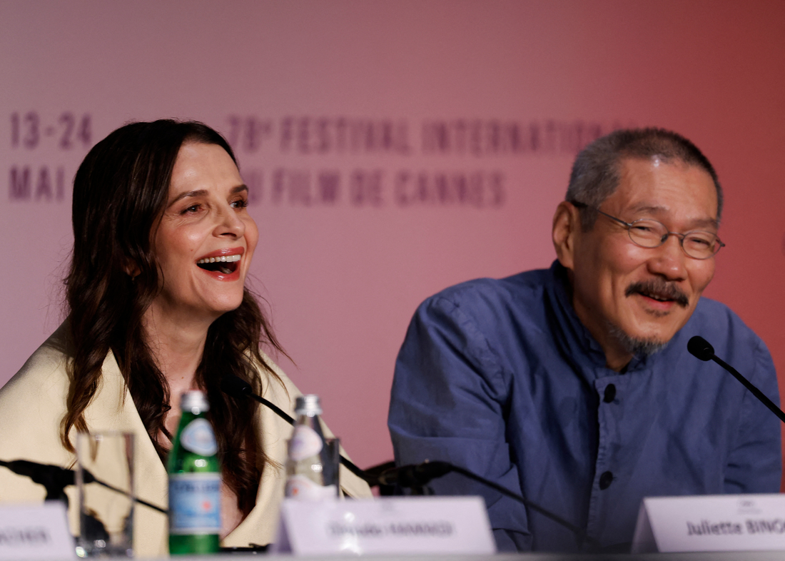 Juliette Binoche, presidente do Júri de Cannes 2025, e o diretor sul-coreano Hong Sang-Soo, membro do júri
