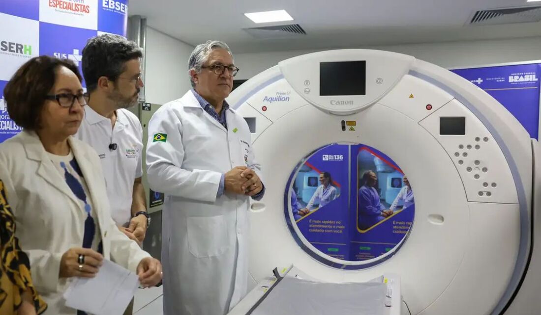 O ministro da Saúde, Alexandre Padilha, participa da entrega de equipamentos para o mutirão de múltiplas cirurgias no hospital universitário de Brasília (HUB-UnB)