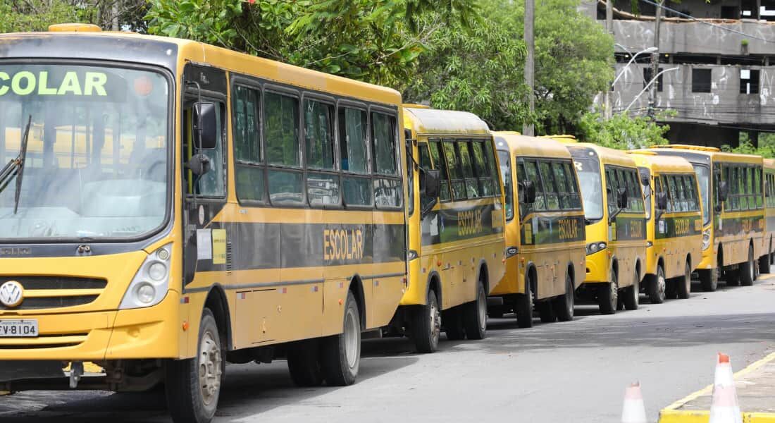 Prefeitura do Jaboatão disponibiliza ônibus para moradores em situações de risco