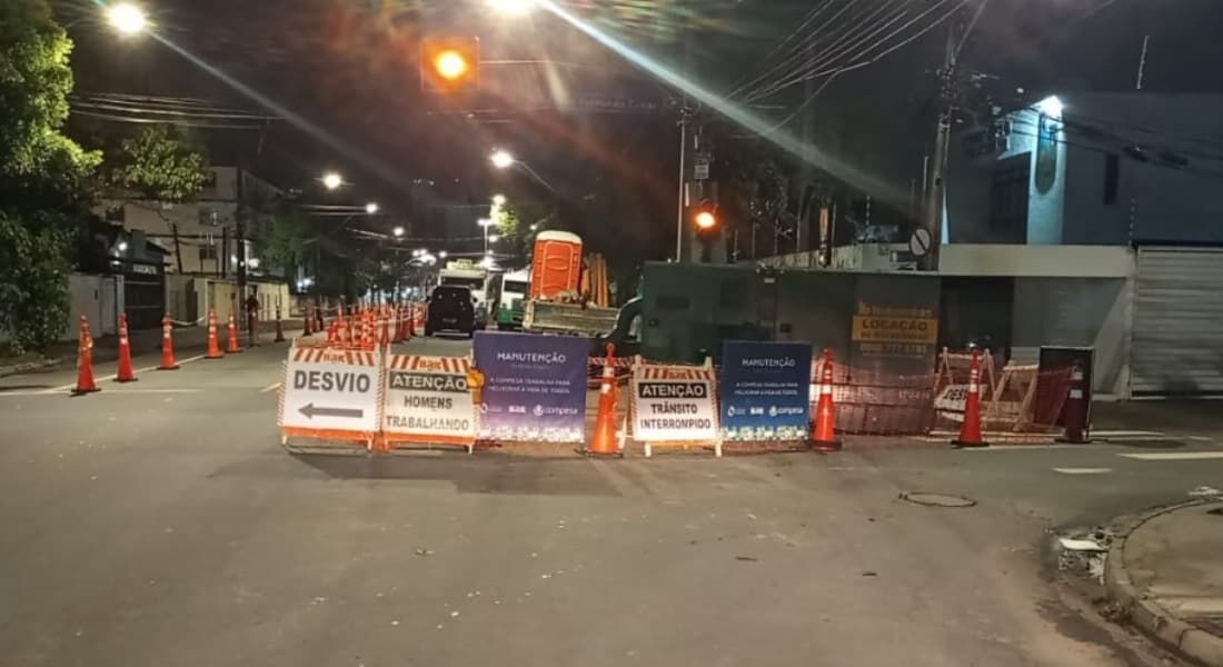 Compesa realiza obra emergencial na rede de esgoto da Avenida Beberibe, Zona Norte do Recife