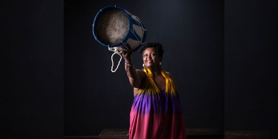 O espetáculo ''Tamboa'' estreia após pesquisa da pernambucana Isaar sobre arte de mestras da cultura popular