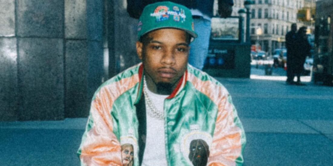 Rapper Tory Lanez, de 32 anos, foi esfaqueado dentro de penitenciária nos Estados Unidos