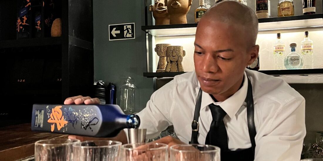 O bartender e mixologista Lucas Santos atua nos restaurantes recifenses Arvo e Voar