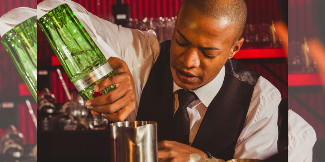 O bartender e mixologista Lucas Santos trabalha nos restaurantes recifenses Arvo e Voar