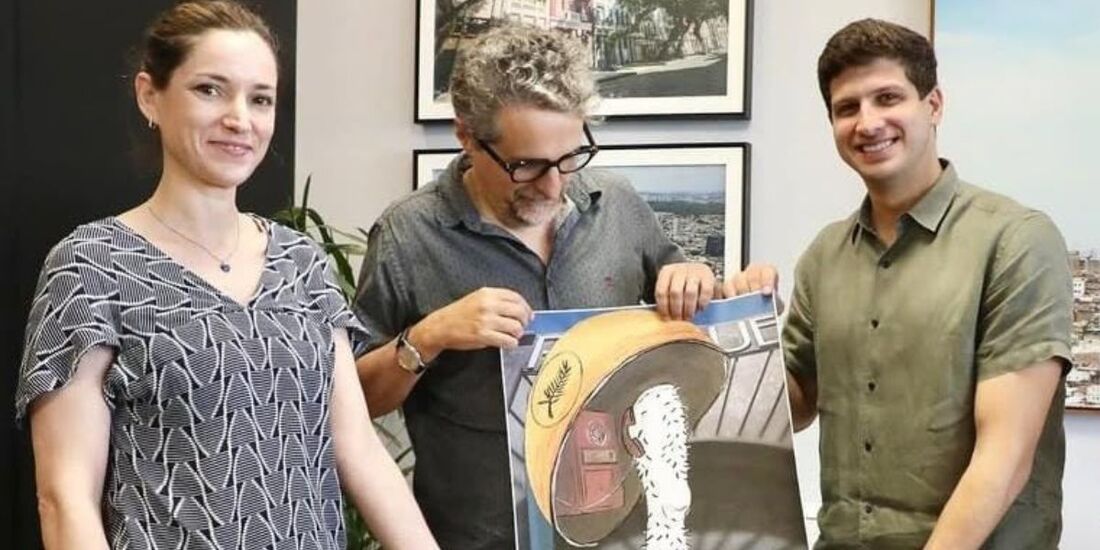 Cineasta Kleber Mendonça Filho e a produtora Emilie Lesclaux são recebidos no gabinete de João Campos