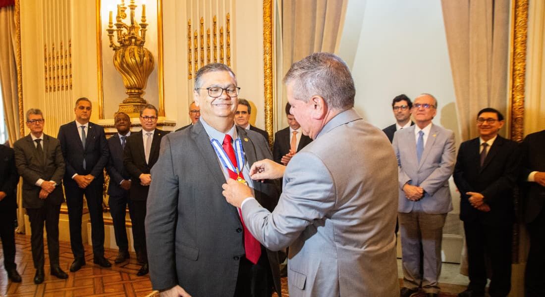 Cumprindo agenda no Recife, Flávio Dino é homenageado no TJPE