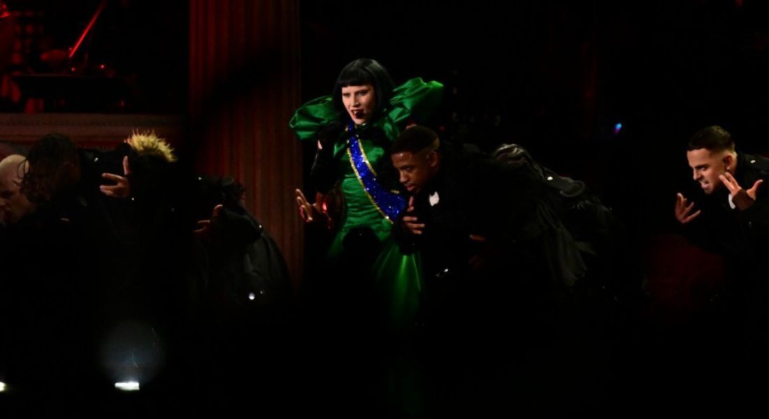 Lady Gaga faz show gratuito para uma plateia de 2,1 milhões de pessoas na Praia de Copacabana